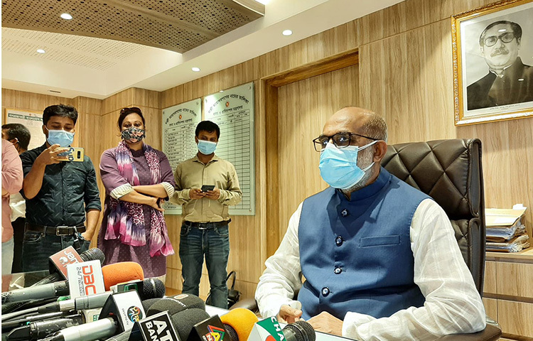 আজ সচিবালয়ে মৎস্য ও প্রাণিসম্পদ মন্ত্রণালয়ের সচিব রওনক মাহমুদের মায়ের চিকিৎসার বিষয়ে মন্ত্রণালয় থেকে কোনো চিঠি ইস্যু করা হয়নি বলে জানিয়েছেন মৎস্য ও প্রাণিসম্পদ মন্ত্রী শ. ম. রেজাউল করিম। ছবি: জাগো নিউজ