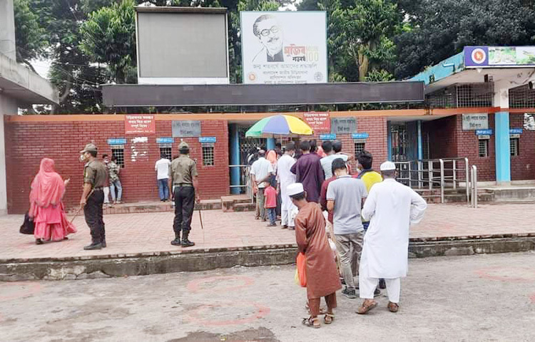 সারিবদ্ধভাবে দর্শনার্থীরা চিড়িয়াখানায় প্রবেশ করছেন। ছবি: বিপ্লব দিক্ষিৎ