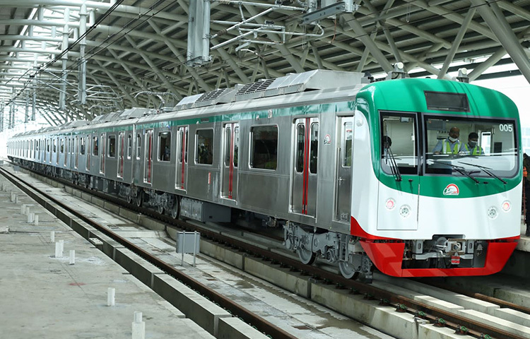 ভায়াডাক্টে মেট্রোরেল চলাচলের পরীক্ষণের আনুষ্ঠানিক সূচনা হলো। আজ উত্তরায় মেট্রোরেলের জন্য নির্মিত ডিপো থেকে চলাচল শুরু হয়। ছবি: মাহবুম আলম