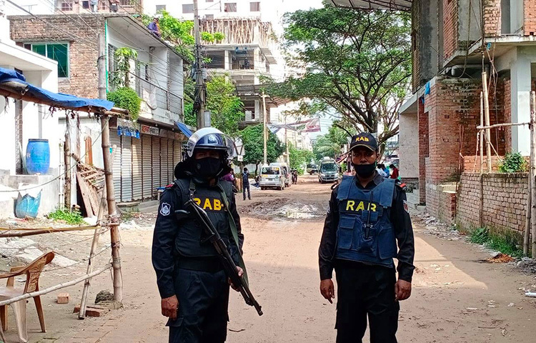 বসিলায় জঙ্গি আস্তানায় অভিযানের সময় সতর্ক অবস্থানে র‌্যামের সদস্যরা। ছবি: জাগো নিউজ