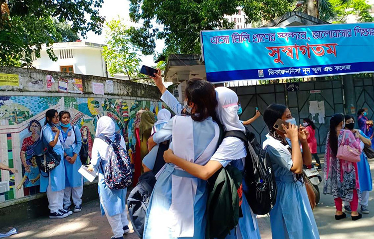 প্রিয় শিক্ষাপ্রতিষ্ঠান খোলার আনন্দময় মুহূর্ত সেলফি বন্দি করে রাখছে শিক্ষার্থীরা। ছবি: মাহবুব আলম