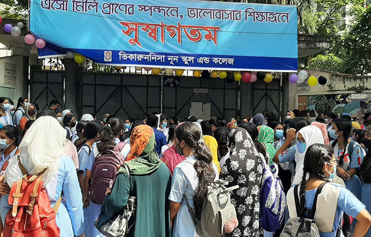 রাজধানীর ভিকারুননিসা নূন স্কুল এন্ড কলেজের গেটে আজ সকালে শিক্ষার্থী ও অভিভাবকদের ভিড় দেখে গেছে। ছবি: জাগো নিউজ