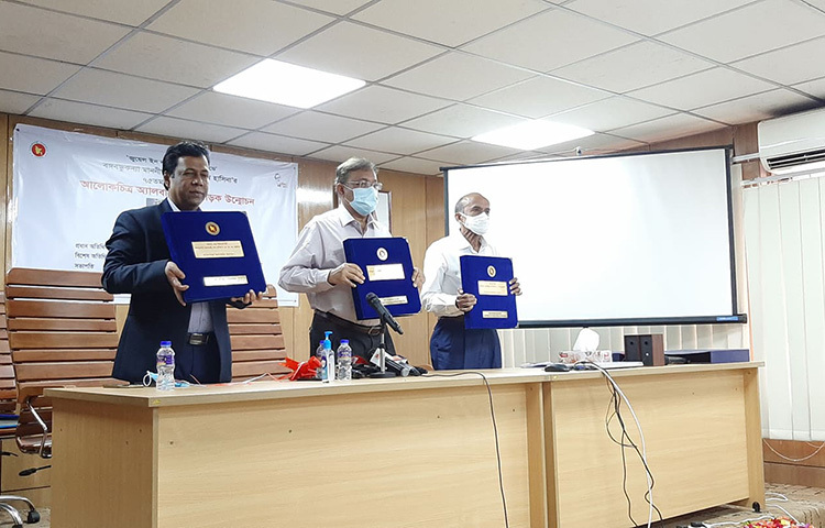 বঙ্গবন্ধুকন্যা ও প্রধানমন্ত্রী শেখ হাসিনার ৭৫তম জন্মদিন উপলক্ষে আজ সচিবালয়ে তথ্য অধিদপ্তরের সম্মেলনকক্ষে আলোকচিত্র অ্যালবামের মোড়ক উন্মোচন করেন। ছবি: জাগো নিউজ