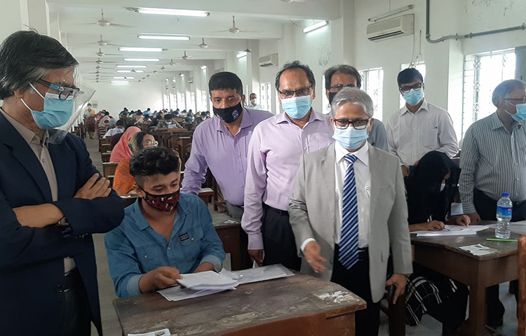 ঢাকা বিশ্ববিদ্যালয়ের উপাচার্য অধ্যাপক ড. মো. আখতারুজ্জামান আজ বিশ্ববিদ্যালয়ের কলাভবনে ভর্তি পরীক্ষাকেন্দ্র পরিদর্শন করেন। ছবি: বিপ্লব দিক্ষিৎ