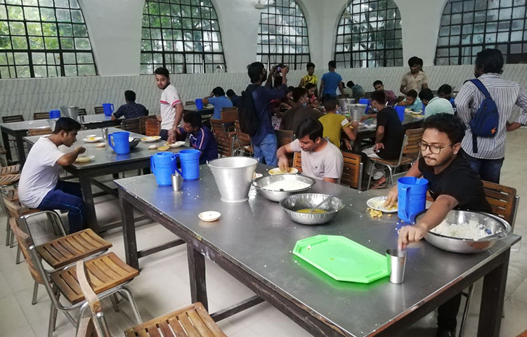 বিশ্ববিদ্যালয়ের ছাত্ররা ক্যান্টিনে খাবার গ্রহণ করছেন। ছবি: মাহবুব আলম