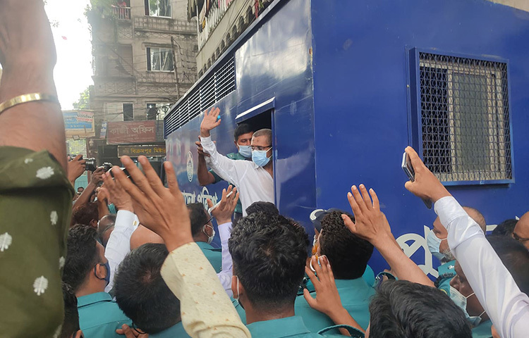 অবৈধ সম্পদ অর্জন ও তথ্য গোপনের অভিযোগে দুদকের করা মামলায় সাবেক স্বরাষ্ট্র প্রতিমন্ত্রী লুৎফুজ্জামান বাবরকে আজ বেলা পৌনে ১১টার দিকে বাবরকে কারাগার থেকে আদালতে হাজির করা হয়। ছবি: বিপ্লব দিক্ষিৎ