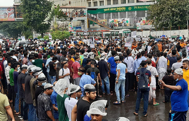 দেশের বিভিন্ন স্থানে সাম্প্রদায়িক হামলা-ভাঙচুরের প্রতিবাদে এবং এতে জড়িতদের বিচার দাবিতে ২৪ ঘণ্টা সময় বেঁধে দিয়েছেন রাজধানীর শাহবাগ মোড় অবরোধকারীরা। আজ দুপুর দুইটার দিকে তারা এ আল্টিমেটাম বেঁধে দিয়ে আন্দোলন স্থগিত ঘোষণা করেন। এর আগে সকাল সাড়ে ১০টার দিকে শাহবাগ মোড়ে অবস্থান নেন আন্দোলনকারীরা। ছবি: মাহবুব আলম