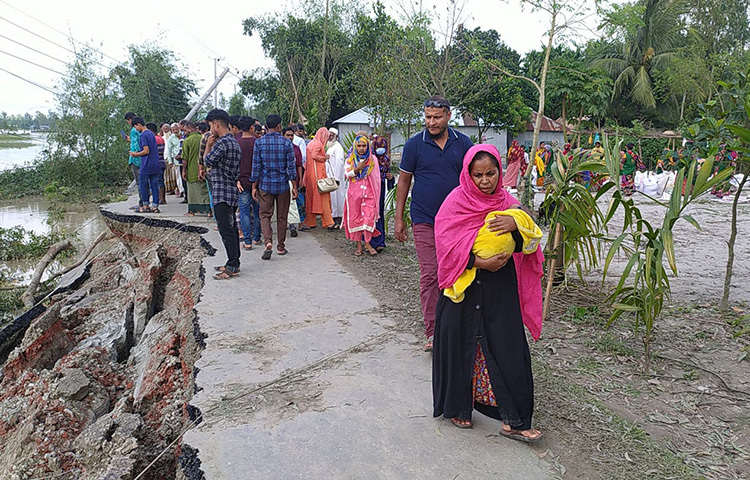 রংপুর-লালমনিরহাট জেলার আঞ্চলিক সড়কের একটি অংশ ধসে গেছে। বন্ধ হয়ে গেছে রংপুরের গঙ্গাচড়ার মহিপুর শেখ হাসিনা সেতু থেকে লালমিনরহাটের কালীগঞ্জ কাকিনা পর্যন্ত সড়কপথে যোগাযোগ। ছবি: জিতু কবীর
