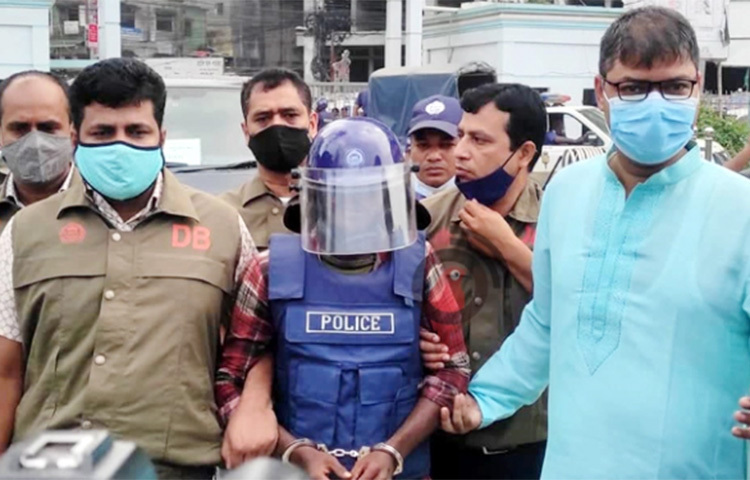 কুমিল্লার পূজামণ্ডপে পবিত্র কোরআন রাখার কথা স্বীকার করেছেন ইকবাল হোসেন। আজ দুপুর সাড়ে ১২টার দিকে তাকে কুমিল্লা পুলিশ লাইনে এনে প্রাথমিক জিজ্ঞাসাবাদের সময় তিনি এ ঘটনা স্বীকার করেন। ছবি: বিপ্লব দিক্ষিৎ