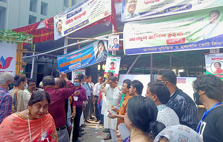 আজ সকাল ৯টার পর থেকে জাতীয় প্রেস ক্লাবে ভোটগ্রহণ শুরু হয়। সারাদেশে ১০টি ভোটকেন্দ্রে সকাল ৯টা থেকে বিকেল ৫টা পর্যন্ত বিরতিহীনভাবে চলে এ ভোটগ্রহণ। ছবি: মাহবুব আলম