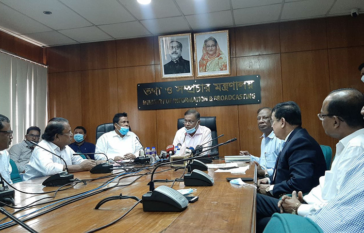 ফেসবুক সাম্প্রতিক বিভিন্ন ঘটনার দায় এড়াতে পারে না বলে মন্তব্য করেছেন তথ্য ও সম্প্রচার মন্ত্রী ড. হাছান মাহমুদ। আজ সচিবালয়ে তথ্য মন্ত্রণালয়ের সম্মেলন কক্ষে সম্পাদক ফোরামের সঙ্গে বৈঠক শেষে তিনি এ কথা বলেন। ছবি: বিপ্লব দিক্ষিৎ