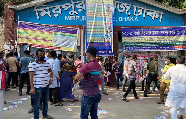 ৪৩তম বিসিএস প্রিলিমিনারি পরীক্ষা অনুষ্ঠিত হয়েছে। রাজধানীর মিরপুর কলেজ কেন্দ্রের সামনে পরীক্ষার্থীদের ভিড় দেখা গেছে। ছবি: জাগো নিউজ