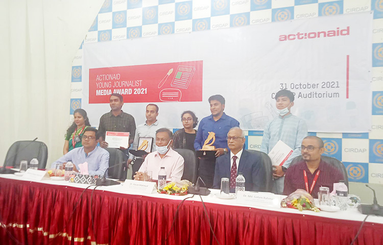 রাজধানীর সিরডাপ মিলনায়তনে অ্যাকশন এইড আয়োজিত ‘অ্যাকশন এইড ইয়াং জার্নালিস্ট মিডিয়া অ্যাওয়ার্ড ২০২১’ এর পুরস্কার বিতরণ করা হয়। এ অনুষ্ঠানে  প্রধান অতিথি হিসেবে উপস্থিত ছিলেন তথ্য ও সম্প্রচার মন্ত্রী ড. হাছান মাহমুদ। ছবি: মাহবুব আলম