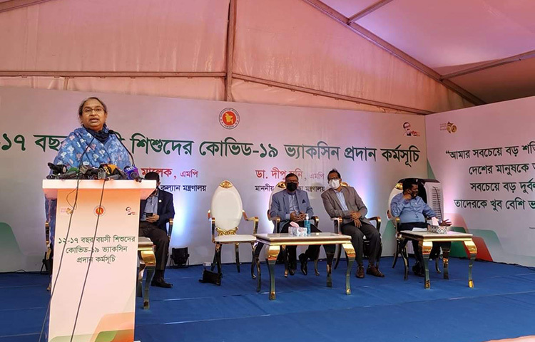 শিক্ষামন্ত্রী ডা. দীপু মনি আজ রাজধানীর মতিঝিল আইডিয়াল স্কুল অ্যান্ড কলেজে ১২ থেকে ১৭ বছর বয়সী শিক্ষার্থীদের করোনা টিকাদান কর্মসূচির উদ্বোধন অনুষ্ঠানে প্রধান অতিথি হিসেবে উপস্থিত ছিলেন। ছবি: বিপ্লব দিক্ষিৎ