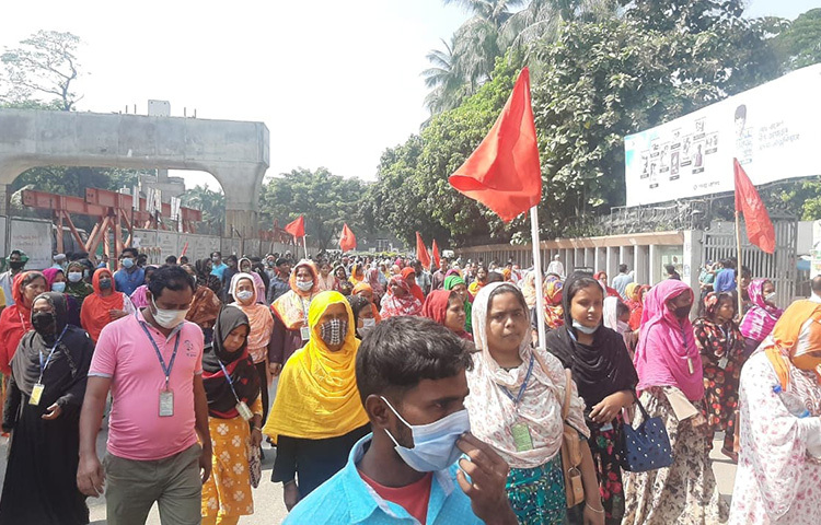 টানা দশ দিন শ্রমভবনের সামনে অবস্থান কর্মসূচি পালনের পর বকেয়া বেতন ও আইনানুগ পাওনা পরিশোধের দাবিতে প্রধানমন্ত্রী বরাবর স্মারকলিপি দিয়েছেন গাজীপুরের স্টাইল ক্রাফট লিমিটেড গার্মেন্টসের শ্রমিকরা। আজ দুপুরে শ্রমিকদের একটি প্রতিনিধি দল প্রধানমন্ত্রীর কার্যালয়ে স্মারকলিপি জমা দেয়। ছবি: বিপ্লব দিক্ষিৎ