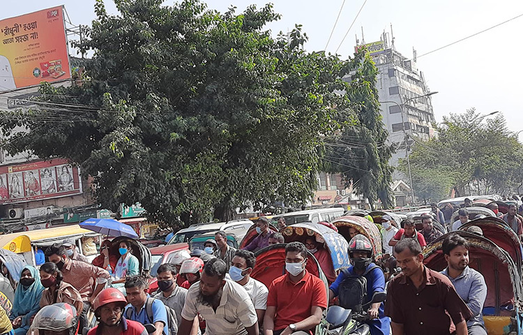 গণপরিবহন বন্ধ থাকায় আজ রাজধানীর রাস্তা ছিল রিকশার দখলে। ছবি: মাহবুব আলম