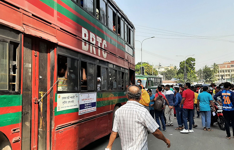 গণপরিবহন বন্ধের দ্বিতীয় দিনেও রাজধানীবাসী যাতায়াতের জন্য বিআরটিসির বাসের উপর নির্ভরশীল ছিলেন। ছবি: জাগো নিউজ