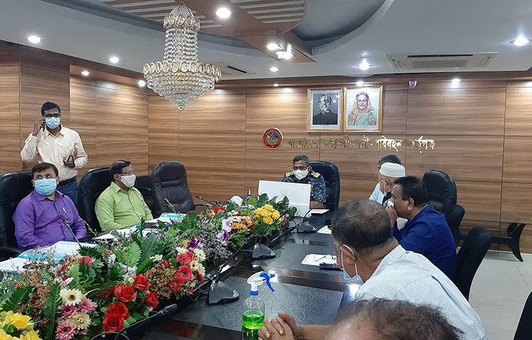 ডিজেলের মূল্যবৃদ্ধির প্রেক্ষাপটে লঞ্চভাড়া বাড়ানোর বিষয়ে সরকারের সঙ্গে আজ বৈঠকে বসেন মালিকরা। আজ মতিঝিলের বাংলাদেশ অভ্যন্তরীণ নৌপরিবহন কর্তৃপক্ষের কার্যালয়ে এ বৈঠক অনুাষ্ঠিত হয়। ছবি: জাগো নিউজ