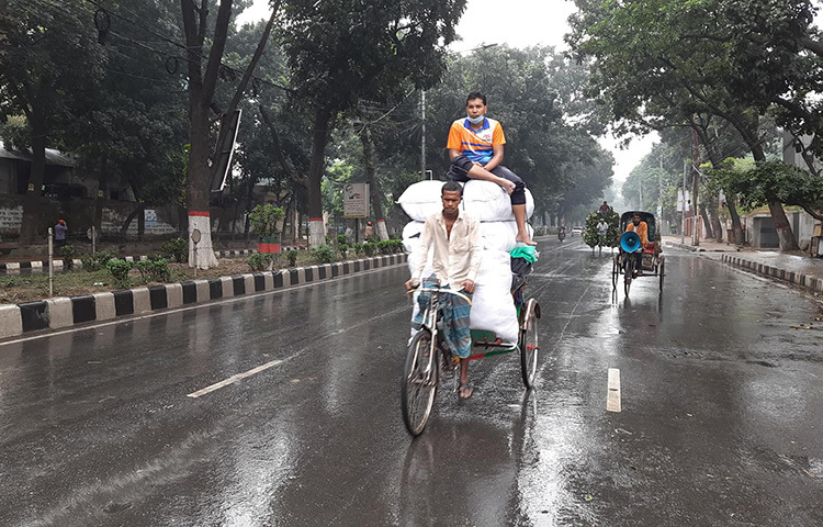 আজ সকাল থেকেই ঢাকায় গুঁড়ি গুঁড়ি বৃষ্টি হচ্ছে। আগেরদিন শুক্রবারই ঢাকার আকাশ মেঘলা ছিল। ছবি: মাহবুব আলম