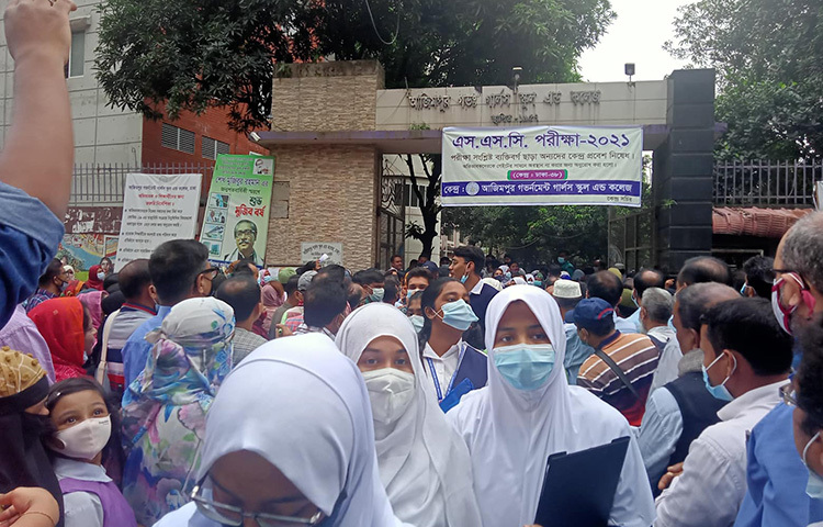 আজ দেশজুড়ে অনুষ্ঠিত হয়ে এসএসসি ও সমমানের পরীক্ষা। রাজধানীর আজিমপুর গভ. গার্লস স্কুল এন্ড কলেজের পরীক্ষা শেষে কেন্দ্র থেকে বের হচ্ছেন পরীক্ষার্থীরা। ছবি: বিপ্লব দিক্ষিৎ