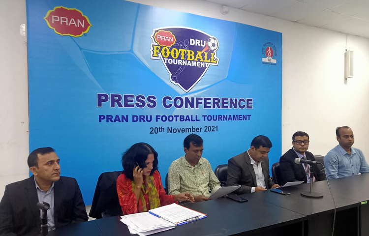 প্রাণ-ডিআরইউ ফুটবল টুর্নামেন্ট আগামীকাল থেকে শুরু হচ্ছে। শহীদ (ক্যাপ্টেন) এম. মনসুর আলী জাতীয় হ্যান্ডবল স্টেডিয়ামে ৪৮টি দলের অংশগ্রহণে অনুষ্ঠিত হতে যাচ্ছে এবারের টুর্নামেন্ট। টুর্নামেন্টে পৃষ্ঠপোষক হিসেবে সহযোগিতা করছে প্রাণ-আরএফএল গ্রুপ। আজ ঢাকা রিপোর্টার্স ইউনিটির নসরুল হামিদ মিলনায়তনে এক সংবাদ সম্মেলনে এসব কথা জানায় সংগঠনটি। ছবি: জাগো নিউজ