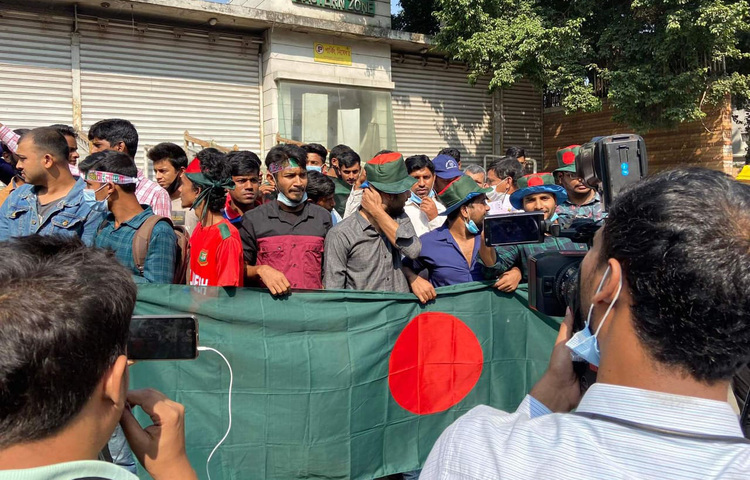 বাংলাদেশ বনাম পাকিস্তানের ক্রিকেট ম্যাচে দেশের কেউ পাকিস্তানের পতাকা নিলে এমনকি জার্সি পরে আসলে তা প্রতিরোধের ঘোষণা দিয়েছে ‘পাকিস্তানি দালাল রুখবে তারুণ্য’ নামের একটি সংগঠন। আজ মিরপুর শের-ই-বাংলা স্টেডিয়াম সংলগ্ন রাস্তায় সংগঠনটি এ ঘোষণা দেয়। ছবি: বিপ্লব দিক্ষিৎ