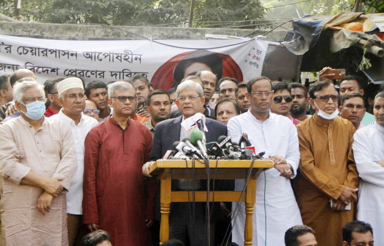 জাতীয় প্রেস ক্লাবের সামনে অনুষ্ঠিত এক সমাবেশে বিএনপি চেয়ারপারসনের মুক্তি ও বিদেশে উন্নত চিকিৎসার দাবিতে জাতীয়তাবাদী যুবদল এক সমাবেশের আয়োজন করে। এতে বিএনপি মহাসচিব মির্জা ফখরুল ইসলাম আমলগীর বক্তব্য রাখেন। ছবি: মাহবুব আলম