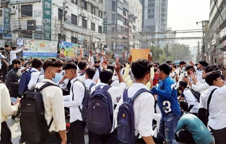 গণপরিবহনে শিক্ষার্থীদের জন্য হাফ পাসের দাবিতে বিক্ষোভ মিছিল করেছেন কবি নজরুল সরকারি কলেজ ও সরকারি শহীদ সোহরাওয়ার্দী কলেজের শিক্ষার্থীরা। আজ রাজধানীর পুরান ঢাকার লক্ষ্মীবাজার থেকে বিক্ষোভ মিছিল নিয়ে শাখারী বাজার মোড় হয়ে রায়সাহেব বাজার মোড়ে গিয়ে অবস্থান নেন শিক্ষার্থীরা। ছবি: জাগো নিউজ