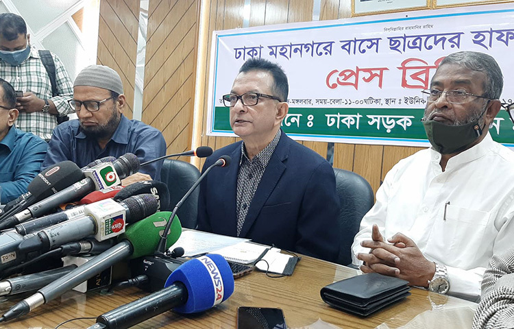 বাসচাপায় রামপুরার একরামুন্নেছা স্কুল অ্যান্ড কলেজের ছাত্র মাঈনুদ্দিনের মৃত্যুর ঘটনায় জড়িত বাস চালকের দৃষ্টান্তমূলক শাস্তির দাবি জানিয়েছেন ঢাকা সড়ক পরিবহন মালিক সমিতির মহাসচিব খন্দকার এনায়েত উল্ল্যাহ। আজ কাজী নজরুল ইসলাম অ্যাভিনিউতে সংগঠনটির কার্যালয়ে এক সংবাদ সম্মেলনে এই দাবি জানান তিনি। ছবি: বিপ্লব দিক্ষিৎ