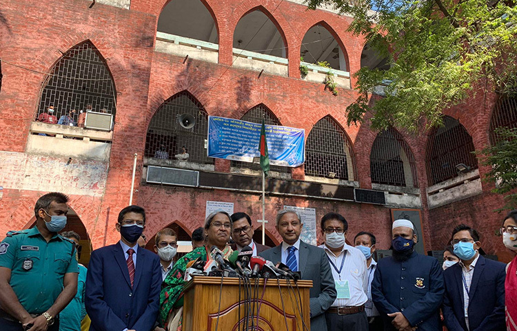 করোনার নতুন ধরন ওমিক্রনের কারণে পরিস্থিতি খারাপ হলে শিক্ষাপ্রতিষ্ঠান বন্ধ রাখা হবে বলে জানিয়েছেন শিক্ষামন্ত্রী দীপু মনি। আজ রাজধানীর সরকারি সোহরাওয়ার্দী কলেজে এইচএসসি পরীক্ষা কেন্দ্র পরিদর্শনে গিয়ে এ কথা জানান তিনি। ছবি: বিপ্লব দিক্ষিৎ