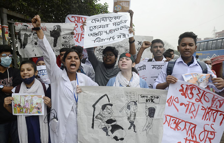 নিরাপদ সড়কের দাবিতে রাজধানীর রামপুরায় প্ল্যাকার্ড হাতে সাধারণ শিক্ষার্থীরা আজ সকালে অবস্থান নেয়। ছবি: মাহবুব আলম