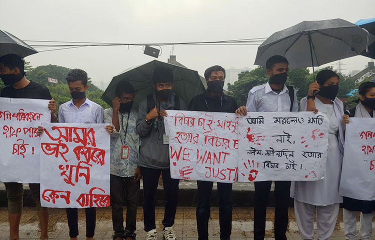 মুখে কালো কাপড় বেঁধে বৃষ্টিতে ভিজেই সড়কে নিহতদের স্মরণে শোক ও সংহতি প্রকাশ করেছেন আন্দোলনরত শিক্ষার্থীরা। কিন্তু বৃষ্টির কারণে আপাতত নিরাপদ সড়কের আন্দোলনে বিরতি ঘোষণা করা হয়েছে। আজ রাজধানীর রামপুরা ব্রিজে বৃষ্টিতে ভিজেই শোক ও সংহতি প্রকাশ করেন শিক্ষার্থীরা। ছবি: বিপ্লব দিক্ষৎ
