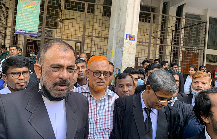 বাংলাদেশ প্রকৌশল বিশ্ববিদ্যালয়ের শিক্ষার্থী আবরার ফাহাদকে পিটিয়ে হত্যার মামলায় ২০ জনের মৃত্যুদণ্ড ও পাঁচজনের যাবজ্জীবন কারাদণ্ড দিয়েছেন ট্রাইব্যুনাল। ছেলের হত্যাকাণ্ডের ঘটনায় করা মামলায় ট্রাইব্যুনালের ঘোষিত রায়ে ‘আপাত সন্তুষ্টি’ প্রকাশ করেছেন বুয়েট শিক্ষার্থী নিহত আবরার ফাহাদের বাবা বরকত উল্লাহ। ছবি: বিপ্লব দিক্ষিৎ