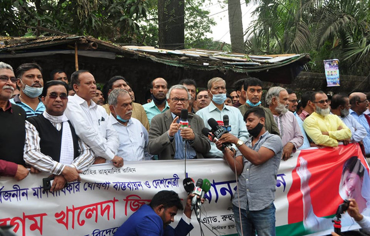 বিএনপির চেয়ারপারসন বেগম খালেদা জিয়াকে চিকিৎসা করতে বিদেশে যেতে না দেওয়া সবচেয়ে বড় মানবাধিকার লঙ্ঘন, এমন মন্তব্য করে দলটির সিনিয়র যুগ্ম মহাসচিব রুহুল কবির রিজভী বলেছেন। আজ জাতীয় প্রেস ক্লাবের সামনে অনুষ্ঠিত এক মানববন্ধনে তিনি এসব কথা বলেন। ছবি: মাহবুব আলম