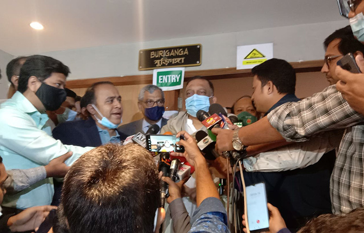 মানবাধিকার লঙ্ঘনের ‘গুরুতর’ অভিযোগে র‌্যাব ও এই বাহিনীর সাবেক এবং বর্তমান ৭ কর্মকর্তার ওপর নিষেধাজ্ঞা আরোপ করেছে যুক্তরাষ্ট্র। তবে মানবাধিকার লঙ্ঘনের ওই অভিযোগ অস্বীকার করেছেন স্বরাষ্ট্রমন্ত্রী আসাদুজ্জামান খান কামাল। আজ সকালে রাজধানীর কারওয়ান বাজারে ‘আদর্শ গ্রাহক সম্মাননা স্মারক-২০২১’ বিতরণ অনুষ্ঠান শেষে সাংবাদিকদের এক প্রশ্নের জবাবে মন্ত্রী এ কথা বলেন। ছবি: জাগো নিউজ