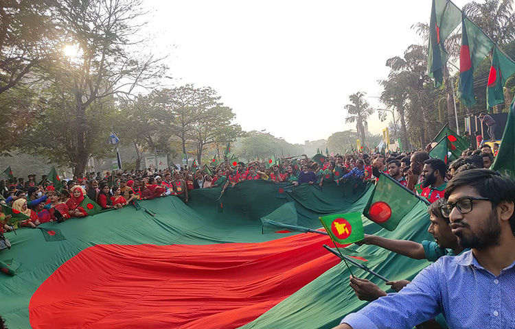 মিছিলটি জাতীয় সংসদ ভবন থেকে শুরু হয়ে কৃষিবিদ ইনস্টিটিউটে গিয়ে শেষ হয়। সেখানে স্বরাষ্ট্রমন্ত্রী আসাদুজ্জামান খান কামালের সভাপতিত্বে আলোচনা সভা অনুষ্ঠিত হয়। ছবি: মাহবুব আলম