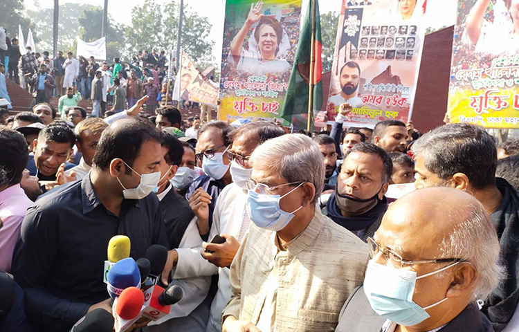 বিজয়ের ৫০ বছরেও গণতান্ত্রিক রাষ্ট্র পাননি উল্লেখ করে বিএনপির মহাসচিব মির্জা ফখরুল ইসলাম আলমগীর বলেছেন, আমরা আশা করছি জনগণ আবার মুক্তিযুদ্ধের চেতনায় জেগে উঠবে। আজ রাজধানীর মিরপুরে শহীদ বুদ্ধিজীবী স্মৃতিসৌধে দলীয় নেতাকর্মীদের নিয়ে শ্রদ্ধা নিবেদন শেষে সাংবাদিকদের এসব কথা বলেন তিনি। ছবি: মাহবুব আলম