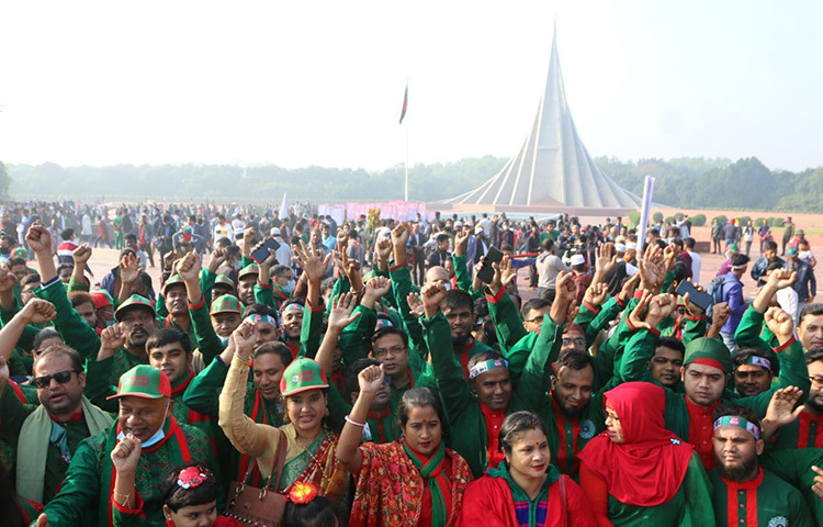 বিজয়ের পঞ্চাশ বছর পালন  করেছে গোটাজাতি। মহান বিজয় দিবস উপলক্ষে সাভারের জাতীয় স্মৃতিসোধে মুক্তিযুদ্ধের বীর শহীদদের শ্রদ্ধা জানাতে মানুষের ঢল নামে। ছবি: বিপ্লব দিক্ষিৎ