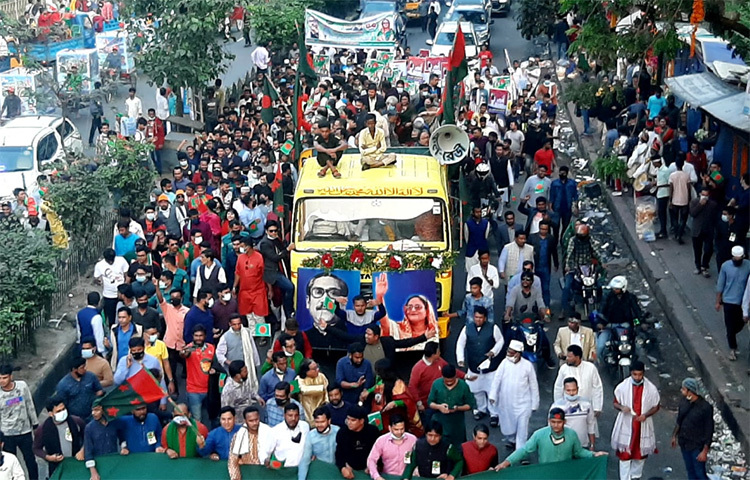 আজ বিকেলে রাজধানীর সোহরাওয়ার্দী উদ্যান সংলগ্ন ইঞ্জিনিয়ার্স ইনস্টিটিউশন প্রাঙ্গণ থেকে শোভাযাত্রাটি শুরু হয়। এরপর শাহবাগ, এলিফ্যান্ট রোড এবং মিরপুর রোড হয়ে জাতির পিতা বঙ্গবন্ধু শেখ মুজিবুর রহমানের স্মৃতিবিজড়িত বাসভবন ধানমন্ডি ৩২ এর ঐতিহাসিক ‘বঙ্গবন্ধু ভবন’ প্রাঙ্গণে গিয়ে শেষ হয় বিজয় মিছিলটি। ছবি: মাহবুব আলম