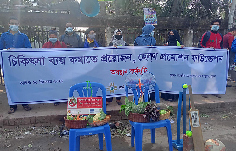 স্বাস্থ্য বাজেটের ব্যয় হাসপাতাল ও মেডিকেল ব্যবস্থাপনার চেয়ে রোগ প্রতিরোধ ব্যবস্থায় বাড়ানোর দাবি জানিয়েছে ওয়ার্ক ফর এ বেটার বাংলাদেশ ট্রাস্ট। সেইসঙ্গে চিকিৎসা ব্যয় কমাতে সরকারিভাবে হেলথ প্রমোশন ফাউন্ডেশন গঠনের দাবিও জানায় সংগঠনটি। ছবি: বিপ্লব দিক্ষিৎ