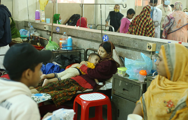 শীতে দেশের বিভিন্ন অঞ্চলের তাপমাত্রা কমেছে। কোনো কোনো অঞ্চলে শুরু হয়েছে শৈত্যপ্রবাহ। বাড়ছে ঠান্ডা, শ্বাসকষ্ট, অ্যালার্জি, চর্মরোগসহ শীতকালীন নানা ধরনের রোগ। ফলে হাসপাতালে ভিড় বেড়েছে রোগীদের। আজ সকাল থেকে দুপুর পর্যন্ত ঢাকা মেডিকেল কলেজ হাসপাতালের (ঢামেক) মেডিসিন বহির্বিভাগে গিয়ে রোগীদের ভিড় দেখা যায়। ছবি: বিপ্লব দিক্ষিৎ