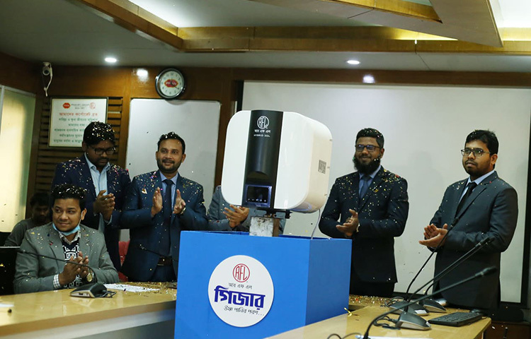 অ্যাপ কন্ট্রোল গিজার নিয়ে এসেছে দেশের শীর্ষস্থানীয় শিল্পগ্রুপ আরএফএলের সহযোগী প্রতিষ্ঠান রংপুর মেটাল ইন্ডাস্ট্রিজ লিমিটেড (আরএমআইএল)। আজ রাজধানীর বাড্ডায় প্রাণ-আরএফএল গ্রুপের প্রধান কার্যালয়ে এক অনুষ্ঠানের মাধ্যমে পণ্যটির মোড়ক উন্মোচন করেন আরএমআইএলের পরিচালক মো. মনিরুজ্জামান। ছবি: জাগো নিউজ