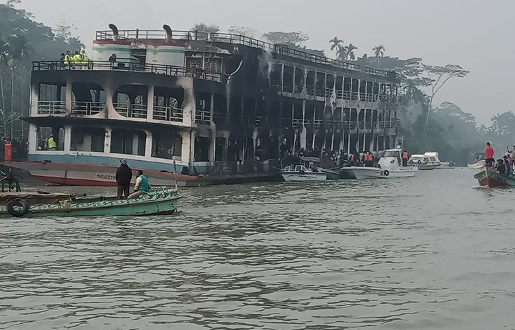 অভিযান লঞ্চের অগ্নিকাণ্ডের ঘটনায় এখন পর্যন্ত ৪০ জনের মরদেহ উদ্ধারের খবর পাওয়া গেছে। ছবি: আতিকুর রহমান