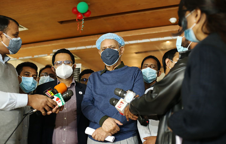 ঝালকাঠির সুগন্ধা নদীতে এমভি অভিযান-১০ লঞ্চে অগ্নিকাণ্ডে দগ্ধদের মধ্যে ২১ জনকে ঢাকার শেখ হাসিনা জাতীয় বার্ন অ্যান্ড প্লাস্টিক সার্জারি ইনস্টিটিউটে আনা হয়। তাদের মধ্যে শুক্রবার (২৪ ডিসেম্বর) একজন মারা যান। আজ সকালে শেখ হাসিনা জাতীয় বার্ন অ্যান্ড প্লাস্টিক সার্জারি ইনস্টিটিউটের প্রধান সমন্বয়ক ডা. সামন্তলাল সেন এ তথ্য জানিয়েছেন। দগ্ধ চিকিৎসা বিষয়ে জানাতে প্রেস ব্রিফিং করেন তিনি। ছবি: বিপ্লব দিক্ষিৎ