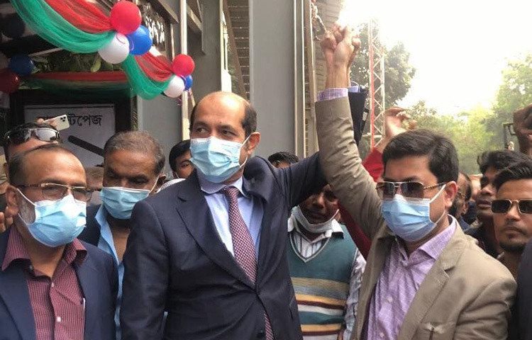 রাজধানীর গণপরিবহনে শৃঙ্খলা আনতে একটি কোম্পানির মাধ্যমে পরীক্ষামূলকভাবে ৫০টি বাস চালু করেছে বাস রুট রেশনালাইজেশন কমিটি। আজ রাজধানীর মোহাম্মদপুরে ঢাকা নগর পরিবহনের এ বাস সেবার উদ্বোধন করা হয়। উদ্বোধনের পর ঢাকা দক্ষিণ সিটি করপোরেশনের মেয়র শেখ ফজলে নূর তাপস ও ঢাকা উত্তর সিটি করপোরেশনের মেয়র মো. আতিকুল ইসলাম এসময় উপস্থিত ছিলেন। ছবি: বিপ্লব দিক্ষিৎ