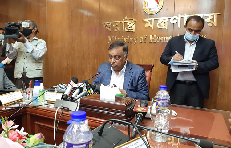 আলোচনা করে মদকে মাদকদ্রব্য থেকে আলাদা করার বিষয়ে সিদ্ধান্ত নেওয়া হবে বলে জানিয়েছেন স্বরাষ্ট্রমন্ত্রী আসাদুজ্জামান খান কামাল। আজ সচিবালয়ে জাতীয় মাদকদ্রব্য নিয়ন্ত্রণ উপদেষ্টা কমিটির সভা শেষে সাংবাদিকদের প্রশ্নের জবাবে মন্ত্রী এ কথা জানান। ছবি: জাগো নিউজ