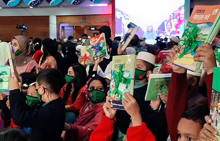 বই হাতে পেয়ে অজানা কবিতা, গল্প আর জ্ঞান-বিজ্ঞানে নিজেদের শানিত করার অদম্য ইচ্ছায় উচ্ছ্বাসিত হয়ে ওঠে কোমলমতি শিক্ষার্থীরা। হাসি-আনন্দে একাকার হয়ে বুকের সঙ্গে দুই হাত দিয়ে মায়ার বাঁধনে নতুন বইগুলো জড়িয়ে রাখছেন শিক্ষার্থীরা। শিশুদের হাতে হাতে নতুন বই। ছবি: জাগো নিউজ