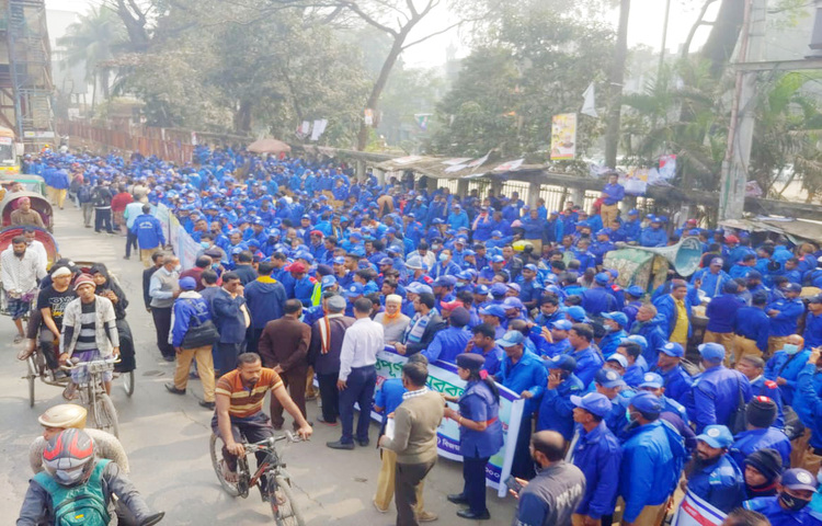 বাংলাদেশ গ্রাম পুলিশ বাহিনীকে জাতীকরণের দাবি জানিয়েছে বাংলাদেশ গ্রাম পুলিশ বাহিনী কর্মচারী ইউনিয়ন। আজ জাতীয় প্রেস ক্লাবের সামনে আয়োজিত মানববন্ধনে এ দাবি জানানো হয়। পরে দাবি নিয়ে প্রধানমন্ত্রীর কার্যালয়ে স্মারকলিপি দেন তারা। ছবি: মাহবুব আলম