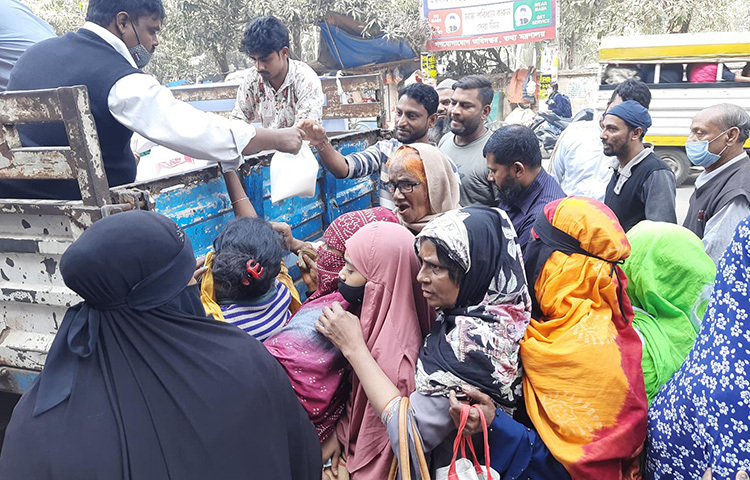 নিম্ন আয়ের মানুষের জন্য টিসিবির পণ্য বিক্রির কথা বলা হলেও তাদের বাইরে অনেকেই অপেক্ষাকৃত কম দামে পণ্য কেনার জন্য লাইনে দাঁড়ান। কোথাও কোথাও সংঘবদ্ধ চক্রের সদস্যরা টিসিবির পণ্য কিনে বাইরে বিক্রি করেন বলে অভিযোগ পাওয়া গেছে। মনিরুজ্জামান উজ্জ্বল