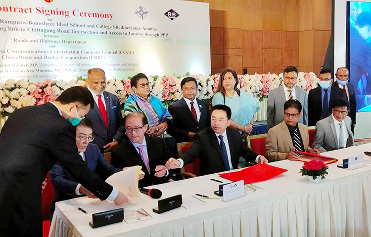 ‘দেশে বর্তমানে সড়ক রয়েছে প্রায় ২২ হাজার কিলোমিটার, যার মধ্যে মহাসড়ক (হাইওয়ে) চার হাজার কিলোমিটার। পর্যায়ক্রমে এসব মহাসড়ক চার ও ছয় লেনে উন্নীত করা হবে।’ আজ রাজধানীর হোটেল কন্টিনেন্টাল প্রকল্পের আওতায় সরকারি-বেসরকারি অংশীদারীত্ব (পিপিপি) কর্তৃপক্ষের চুক্তি সই অনুষ্ঠিত হয়। এসময় সড়ক পরিবহন ও মহাসড়ক বিভাগের সচিব মো. নজরুল ইসলাম এসব কথা বলেন। ছবি: বিপ্লব দিক্ষিৎ